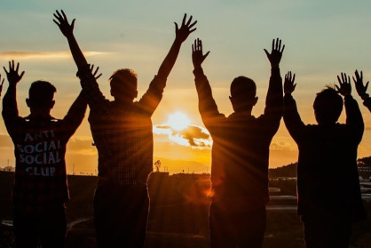 Mini LEELab online - Gruppe mit Sonnenuntergang